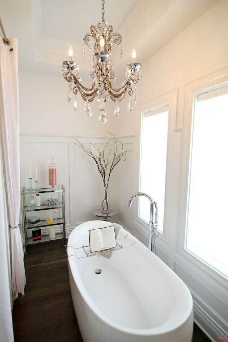 bathroom-decor-inspiration-chandeliers-yesmissy