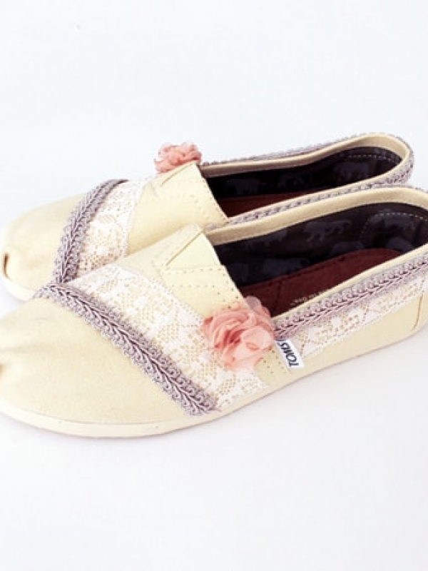 DIY TOMS with a Touch of Lace and Flowers