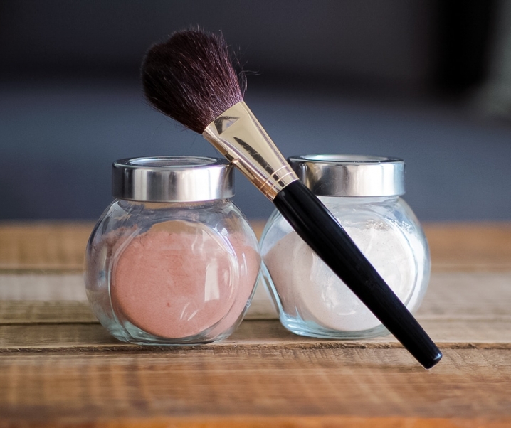 All-Natural DIY Dry Shampoo Recipes for Blondes AND Brunettes